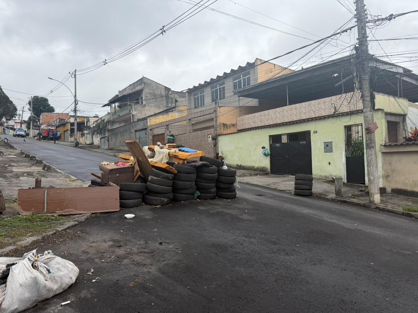 Com informações do Disque Denúncia, militares do 41º BPM retiram 11 toneladas de barricadas em Anchieta e Costas Barros